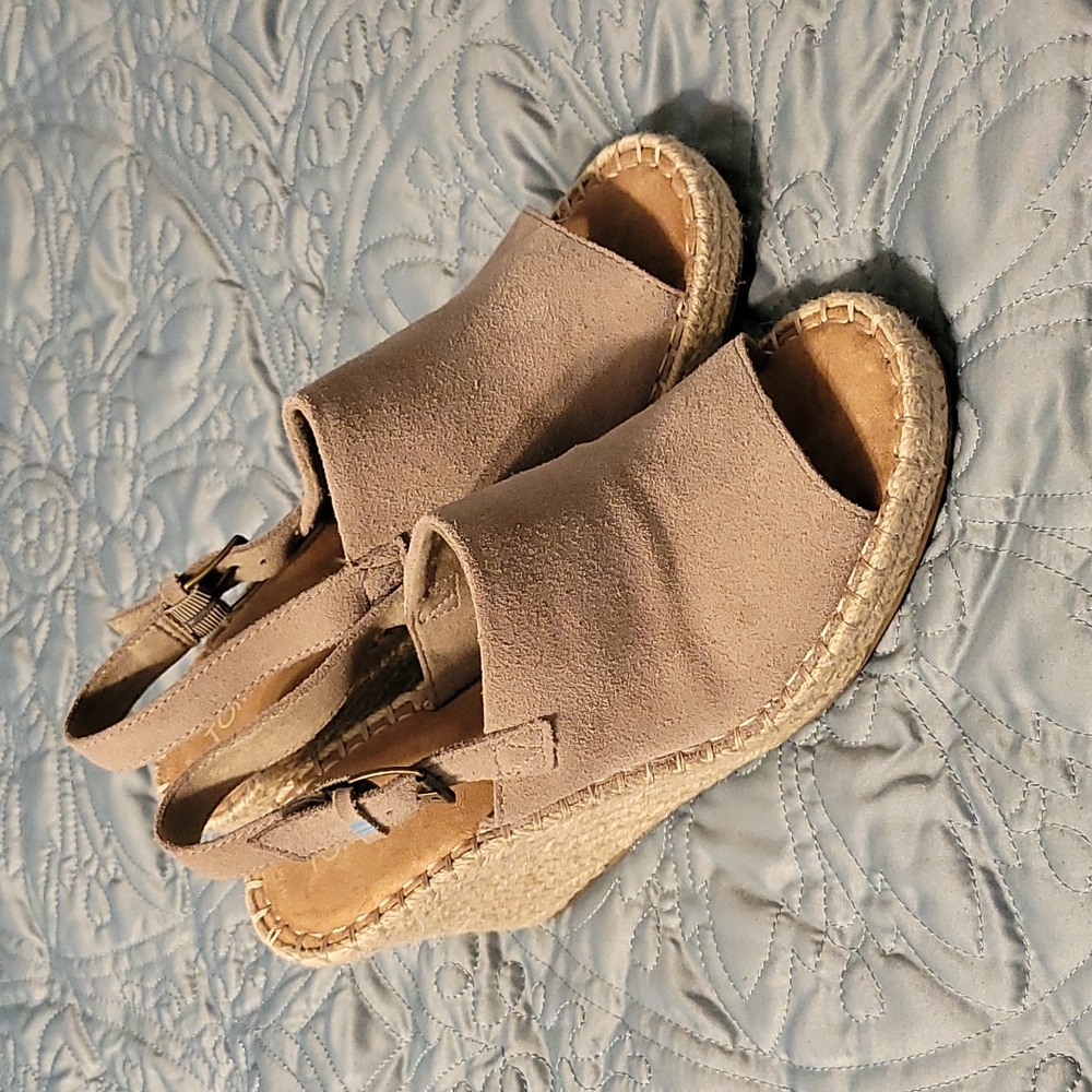 Toms tan suede wedges. Size 10 EUC